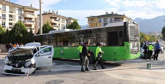 Denizli'de otomobille otobüs çarpıştı: 7 yaralı