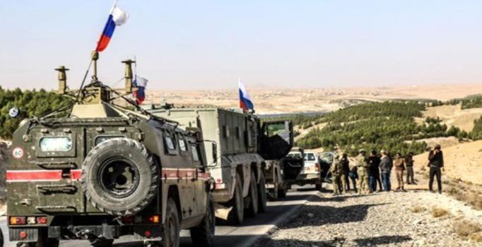 Devriye görevinden dönen Rus askerlerine teröristler araçlarla eşlik etti