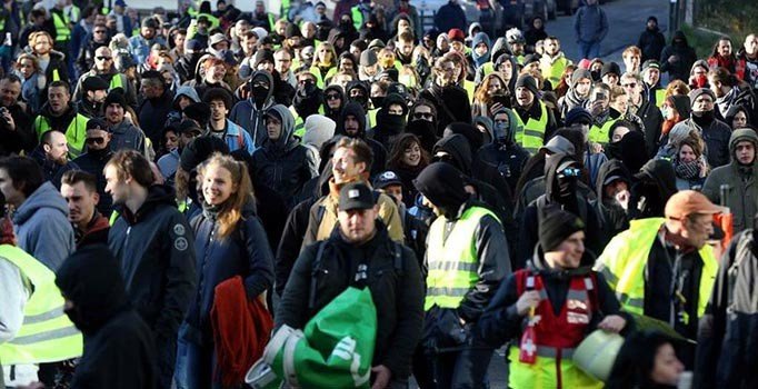 Belçika'da sarı yelekliler gösteri düzenledi