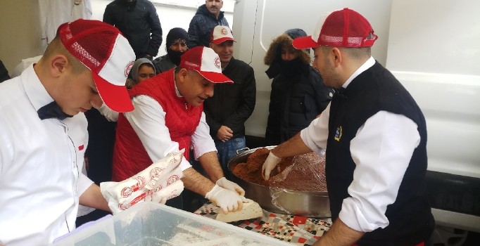 Sultangazililer yağmura rağmen çiğköfte için sıraya girdi