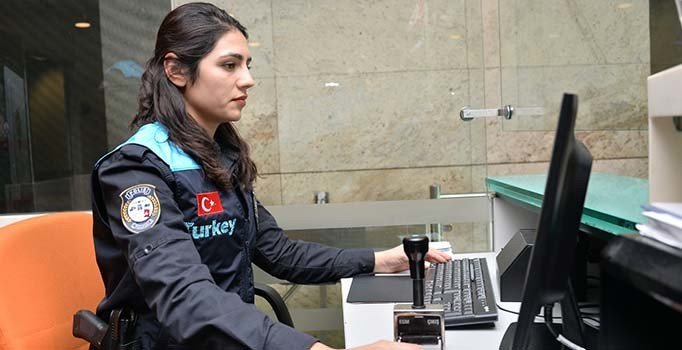 Pasaport polislerine özel tasarım 'Turkey' yeleği