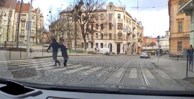 Yaya geçidinde sebepsizce kadına yumruk attı