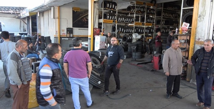 Oto lastikçilerde kış lastiği yoğunluğu yaşanıyor