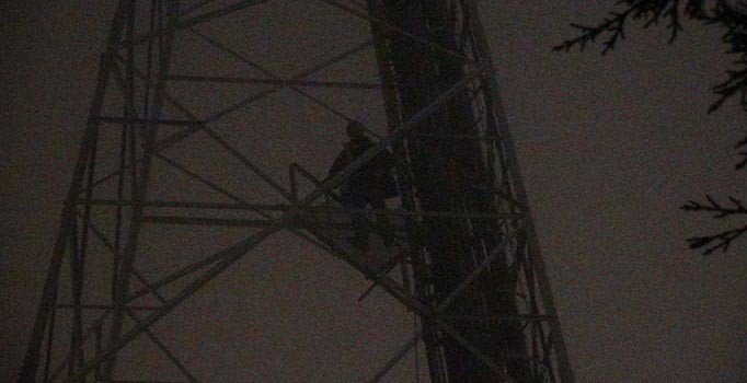 İntihar etmek için direğe çıktı, atlayamayınca ilaç içti