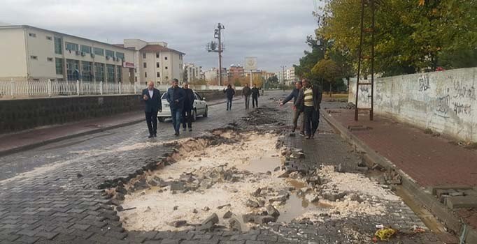 Şanlıurfa'da şiddetli yağmur yağdı, yollar çöktü