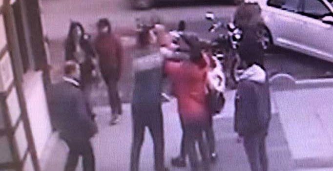 Esenyurt’ta minibüsçü dehşeti: Genç kızları sokak ortasında darp etti