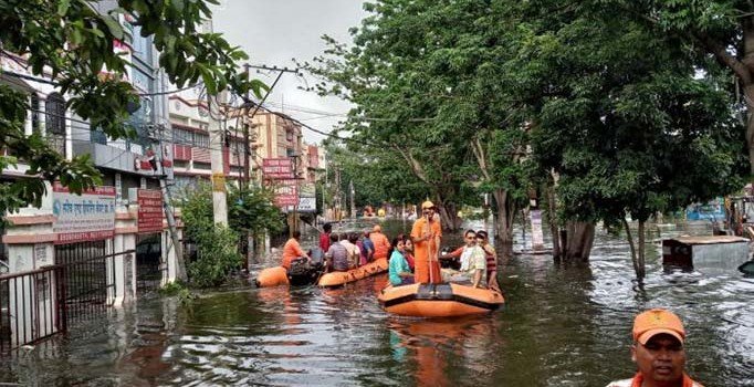 Hindistan'da sel nedeniyle 3 ev çöktü: 15 ölü
