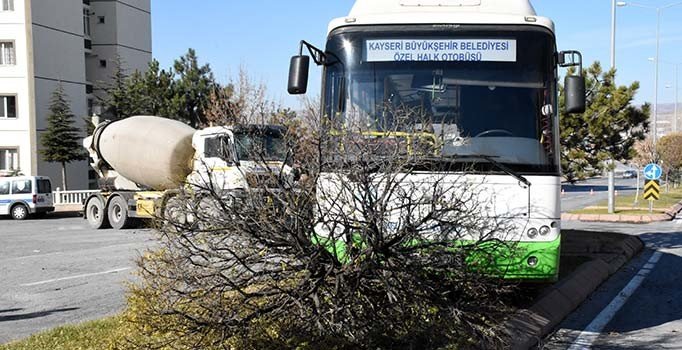 Kayseri'de beton mikseri ile halk otobüsü çarpıştı