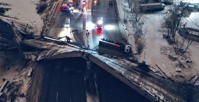 Rusya'da köprünün çökme anı kamerada