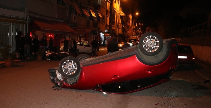 Otomobil park halindeki araçlara çarpıp ters döndü: 2 yaralı