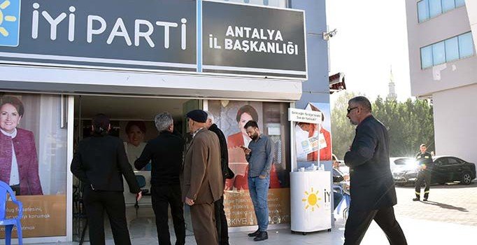 İYİ Parti Antalya il binasında yangın