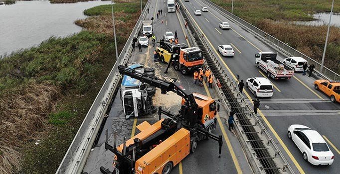Büyükçekmece TEM'de TIR devrildi! Edirne istikametinde yol kapalı