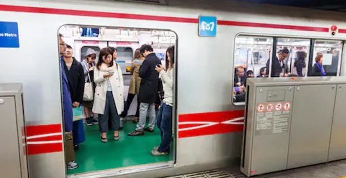 Tokyo'da metro yolcularına Fitness App’i