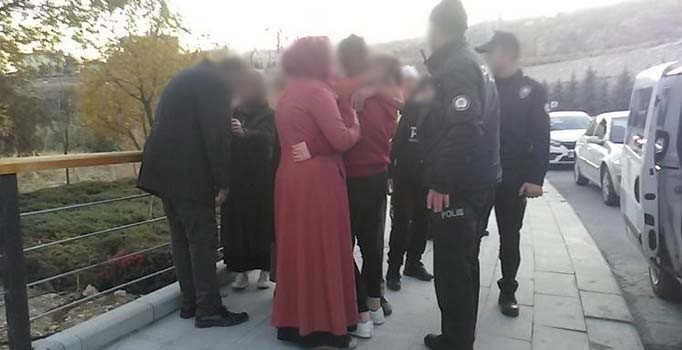 Kaçırdıkları genç kızı yol kenarına attılar