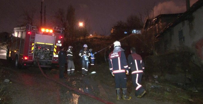 Ankara'da 3 gecekondu kundaklandı
