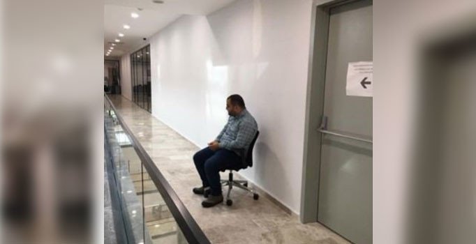 AK Partili belediye başkan yardımcısı, önünde kalkmayan gence böyle ceza verdi