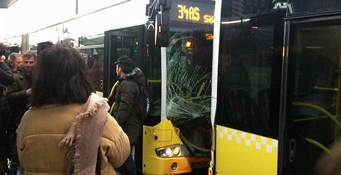 Son dakika! Fikirtepe'de iki metrobüs çarpıştı
