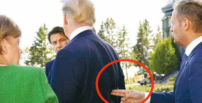 Trump'ın sırtına 'silah' dayanan foto ortalığı karıştırdı