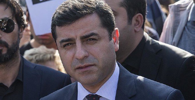 Demirtaş'ın anne ve babasının bulunduğu araç kaza yaptı