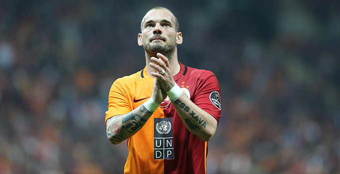 Sneijder Galatasaray'ı topa tuttu: Egoları tavan yapmış yöneticilerle...