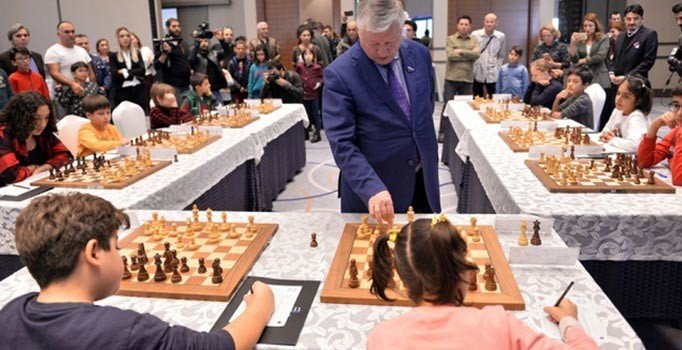 Satrancın yaşayan efsanesi Karpov, 10 sporcuyla aynı anda satranç oynadı