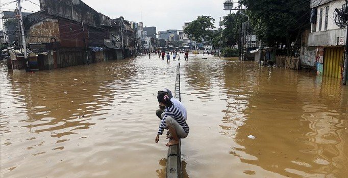 Endonezya'da 'sel' tahliyesi: 4 bin kişi yerinden oldu