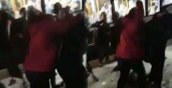 İngiltere’de Müslüman kız çocuğuna saldıran çift gözaltında