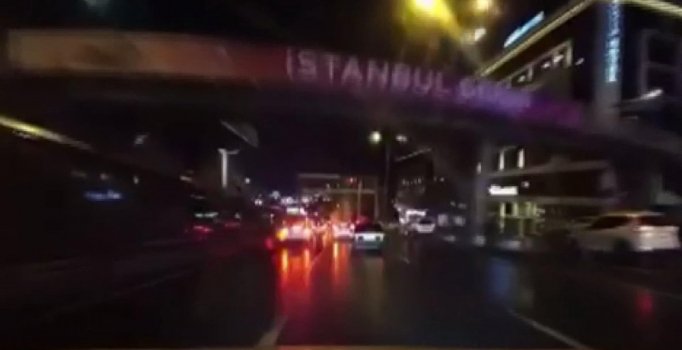 Beylikdüzü'nde makas atan sürücü bariyerlere çarptı