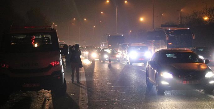 Sultanbeyli TEM Otoyolunu kilitleyen kaza