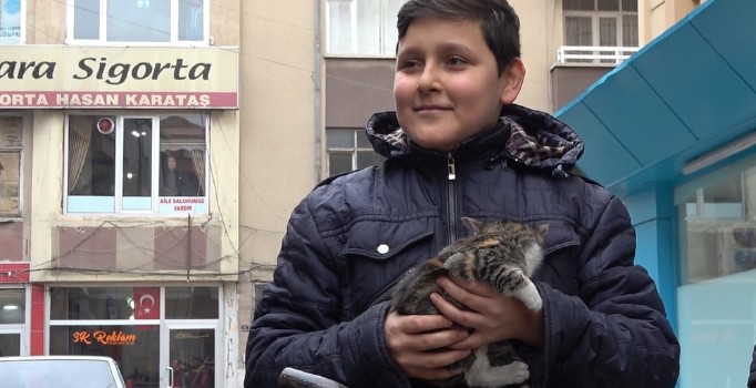 İtfaiye ekiplerinin kurtardığı kediyi 14 yaşındaki çocuk sahiplendi