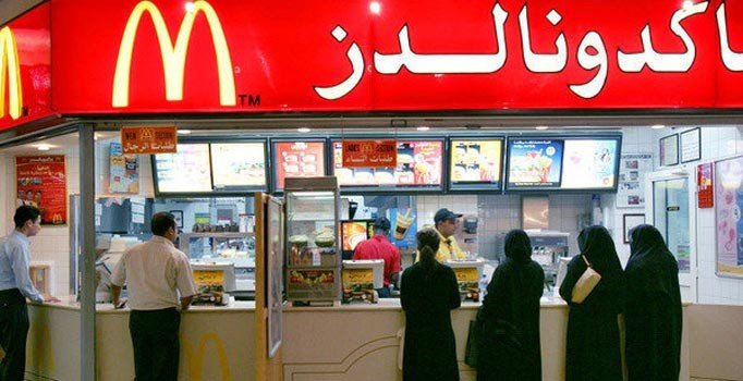 Suudi Arabistan'da kadınlar artık restoranlara erkeklerle aynı kapıdan girebilecek