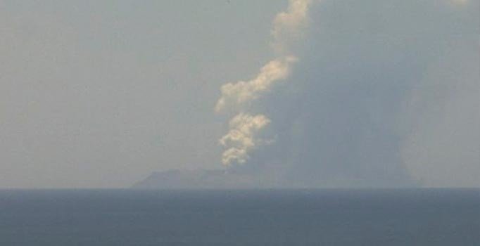 Yeni Zelanda'da yanardağı patladı: Çok sayıda kişi öldü