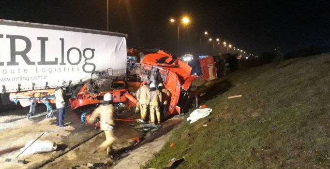 TEM Otoyolu'nda TIR kamyona arkadan çarptı: 1 ölü, 1 yaralı