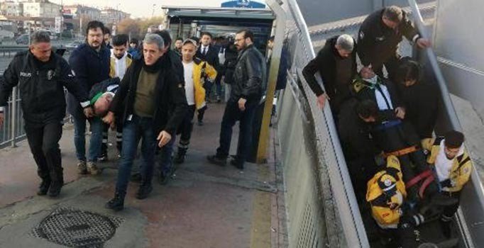 Durakta dengesini kaybederek yola düşen kişiye metrobüs çarptı