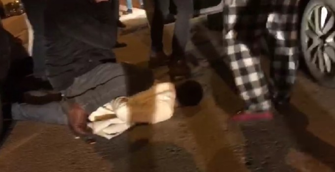 Çocuk, giremediği bara ateş açtı