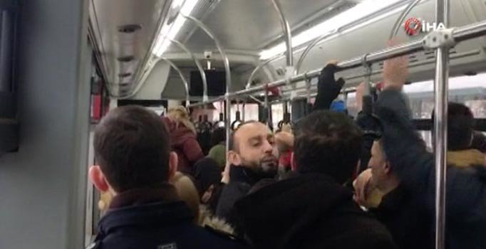 Yolculara küsen şoför dakikalarca otobüsü bekletti