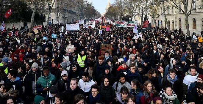 Fransa'da Macron karşıtları sokağa döküldü