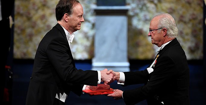 Soykırım destekçisi yazar Handke Nobel ödülünü aldı