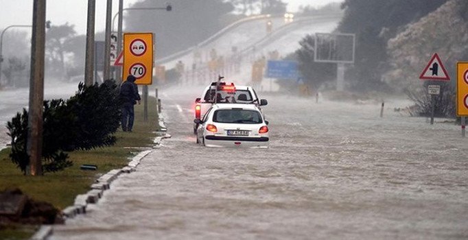 Antalya'da bugün okullar tatil mi? Meteoroloji'den kırmızı kodlu uyarı geldi!