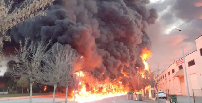 Barselona'da geri dönüşüm fabrikasında büyük yangın
