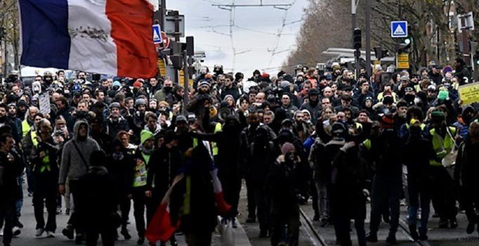 Fransa’daki gösterilere 339 bin kişi katıldı