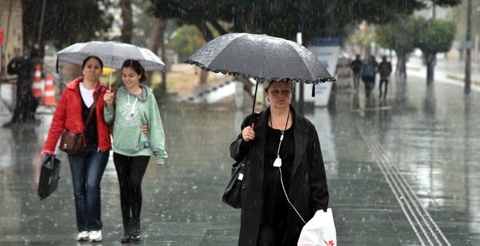 Kırmızı kod uyarısı yapılan Antalya'da metrekareye 150 kg yağış düştü