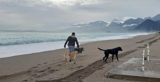 Fırtına beklentileri boşa çıkan Antalyalılar'dan  'kırmızı kod' tepkisi