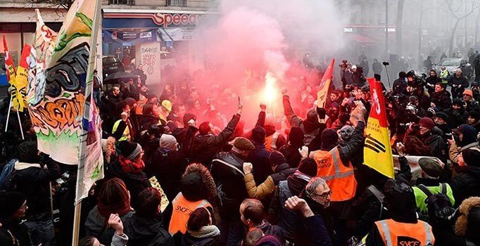 Fransa'da Macron karşıtları yeniden sokaklarda