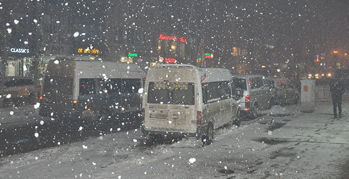 Yüksekova’da yoğun kar yağışı