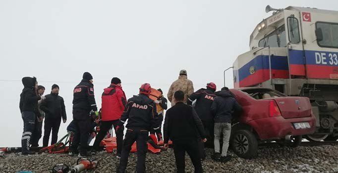 Kars'ta tren faciası... Hemzemin geçitte otomobile çarptı, 3 kişi öldü