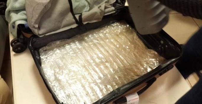 İranlı yolcuların valizinden 3 kilo eroin çıktı