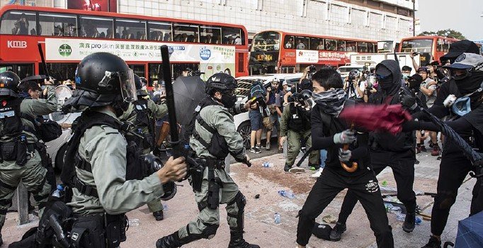 Hong Kong'da patlayıcı imal iddiasına 3 gözaltı