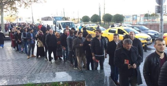 Eminönün'de metrelerce "umut" kuyruğu