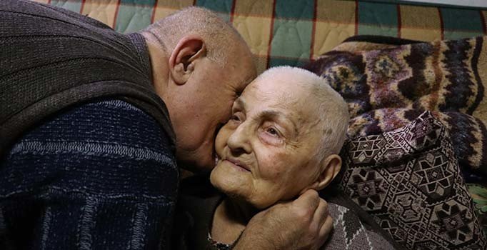 Geriye sadece iyilik kalacak... İhtiyar evlattan 99'luk anneye şefkat eli